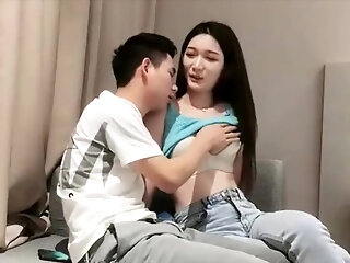又撩到一个车模，颜值很高，很骚浪，被她推倒在床上，直接骑上来自己动，好爽。中国国产麻豆 露脸女神秘书空姐网红 Chinese China Sex Girl Model Swag